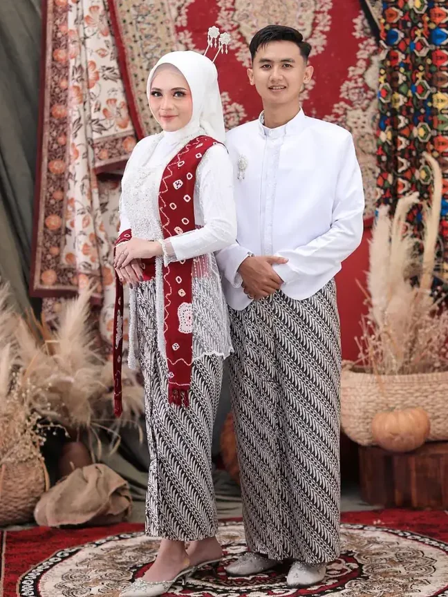 Willy dan Putri berdiri berdampingan menghadap kamera