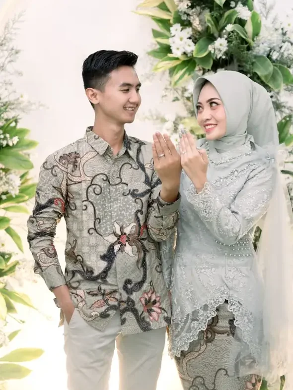Willy dan Putri saling menatap sambil menunjukkan cincin