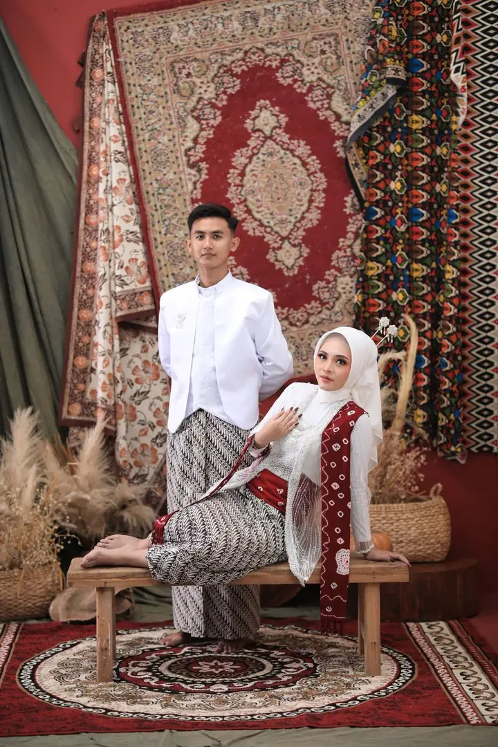 Putri bersandar di bangku, Willy berdiri di belakangnya