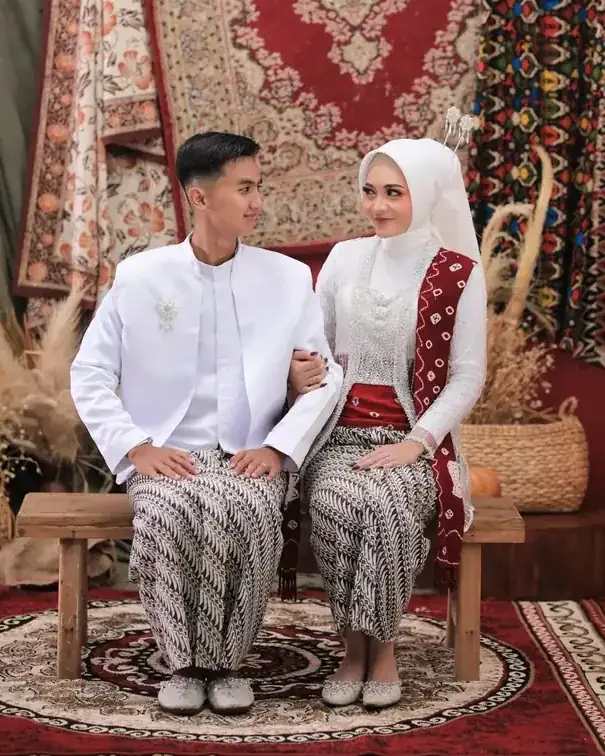 Willy dan Putri duduk berdampingan di bangku kayu, saling menatap