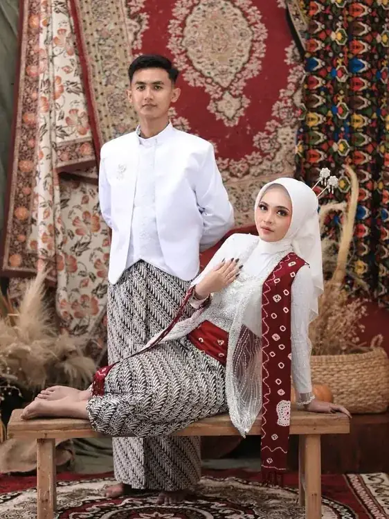 Putri bersandar di bangku, Willy berdiri di belakangnya