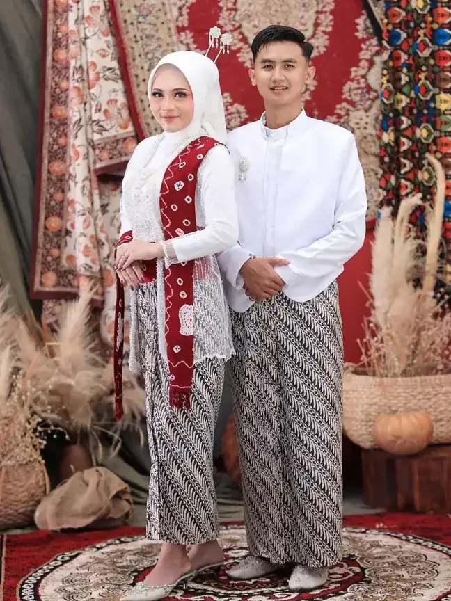 Willy dan Putri berdiri berdampingan menghadap kamera