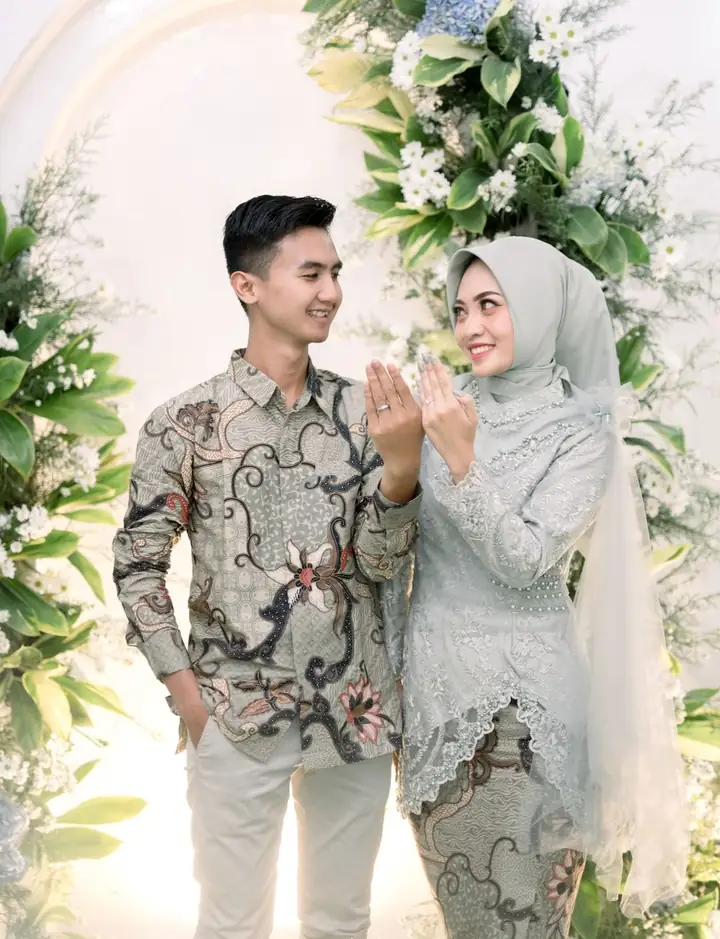 Willy dan Putri saling menatap sambil menunjukkan cincin
